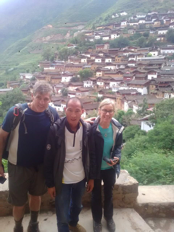 Alex He with clients in Baoshan Stone Village.