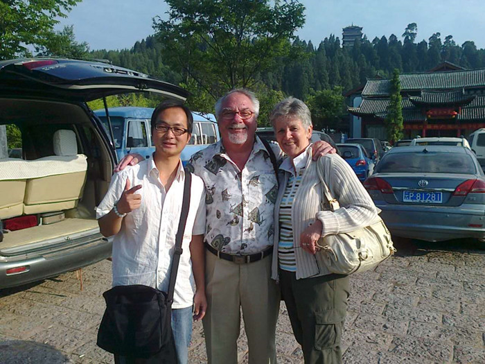 Sandy Li with the clients in Lijiang