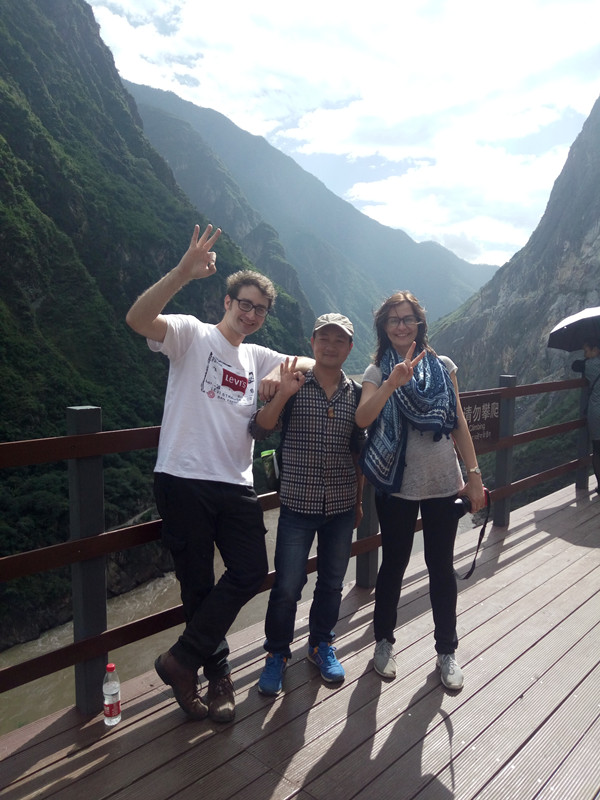 Sandy Li with the clients in Tiger Leaping Gorge