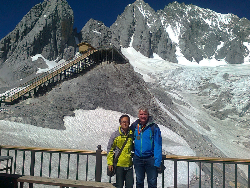 Sandy Li with the clients in Jade Dragon Snow Mountain of Lijiang