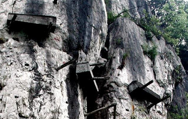Bo People Hanging Coffin in Sichuan and Yunnan
