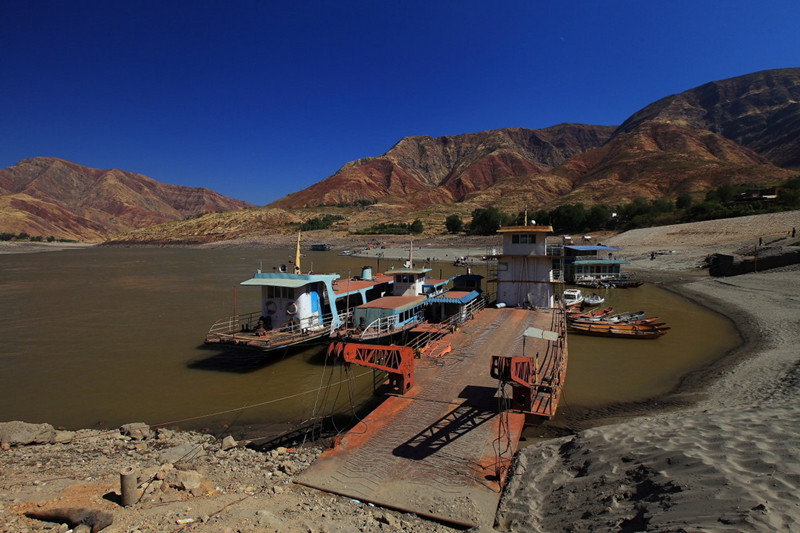 Jiangbian Jinsha River Ferry in Yuanmoun County, Chuxiong