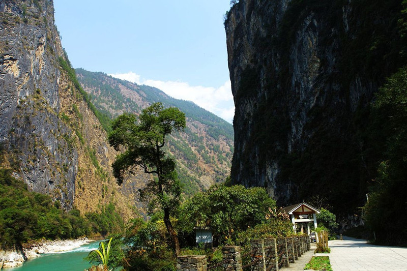 Stone Gate Pass in Bingzhongluo, Nujiang