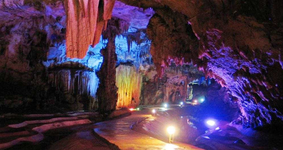 Caiyundong Cave in Zhanyi District, Qujing