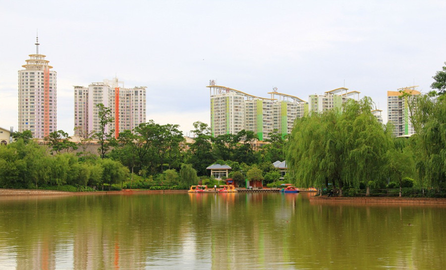 Crescent Pond Park in Kunming-02