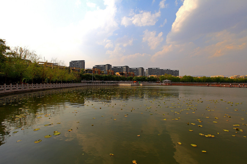 Crescent Pond Park in Kunming-04