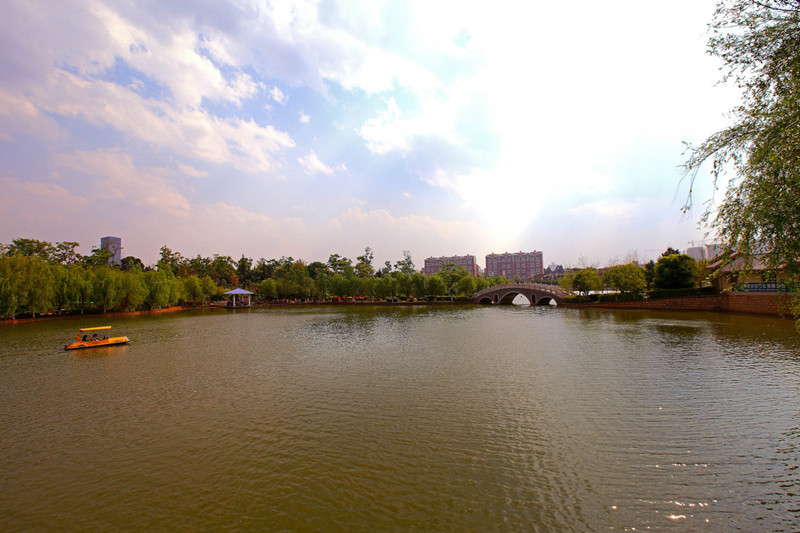 Crescent Pond Park in Kunming-05
