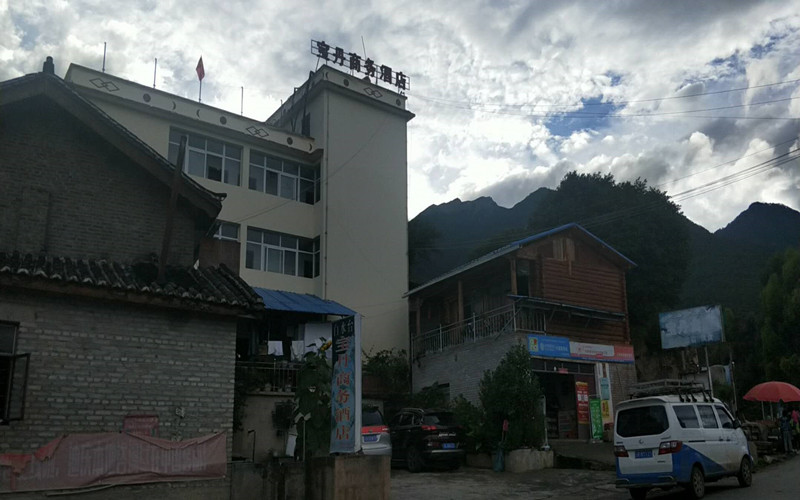 Baodan Hotel in Baishuitai of Shangri-La City, Diqing