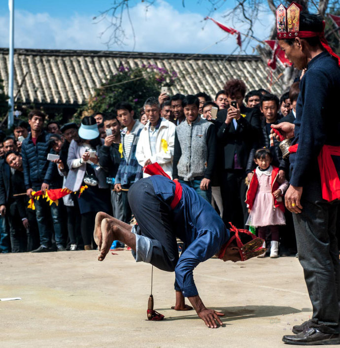 Benzhu Worship and Knife-ladder-climbing Festival in Qingshan Village of Shuanglang Town, Dali