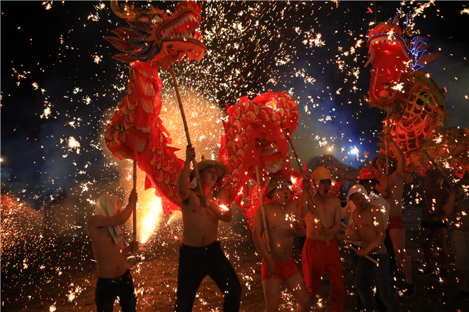 Molten iron fireworks in Yiliang County, Zhaotong