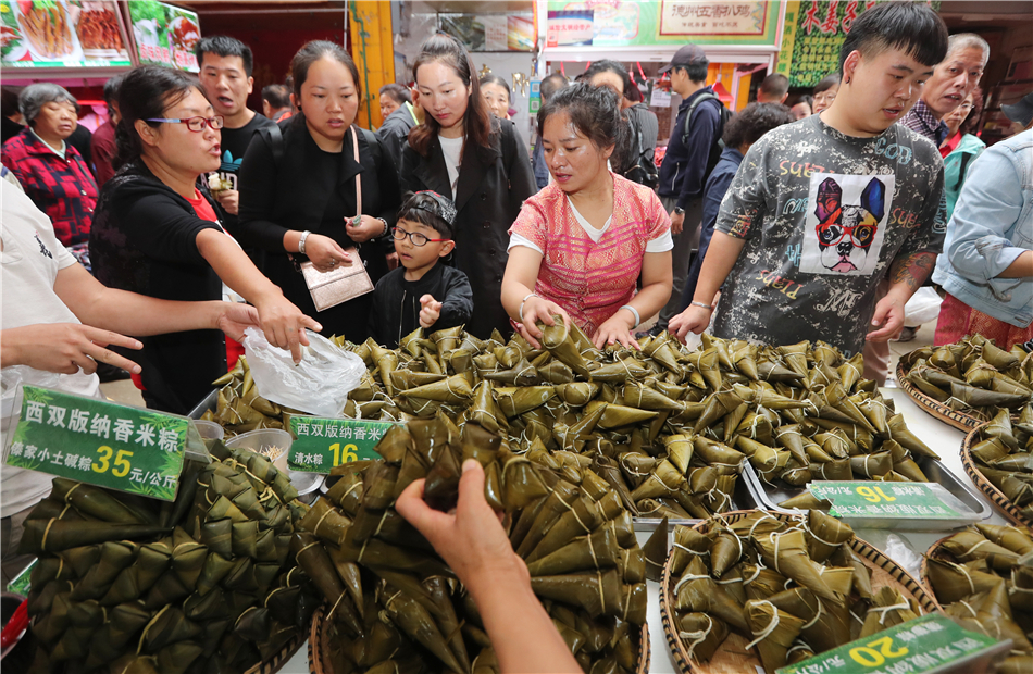 Consumers keep their eyes on Zongzi in the bustling market. 