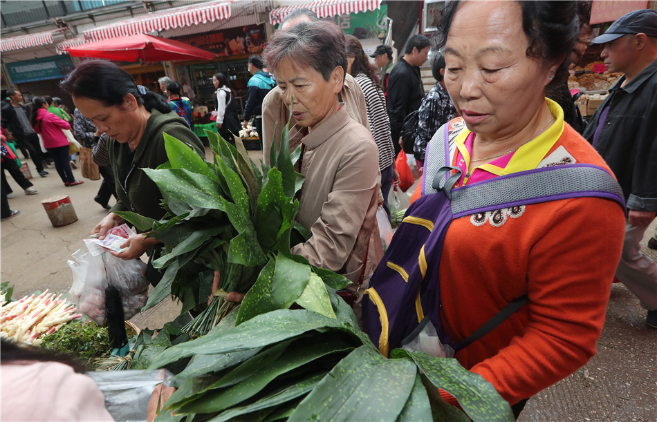 Consumers select leaves to wrap Zongzi.