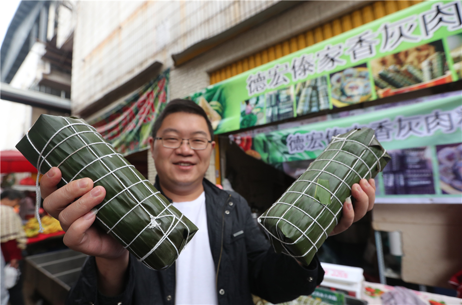Giant Zongzis from Dehong prefecture, Yunnan province, draw attention of consumers.