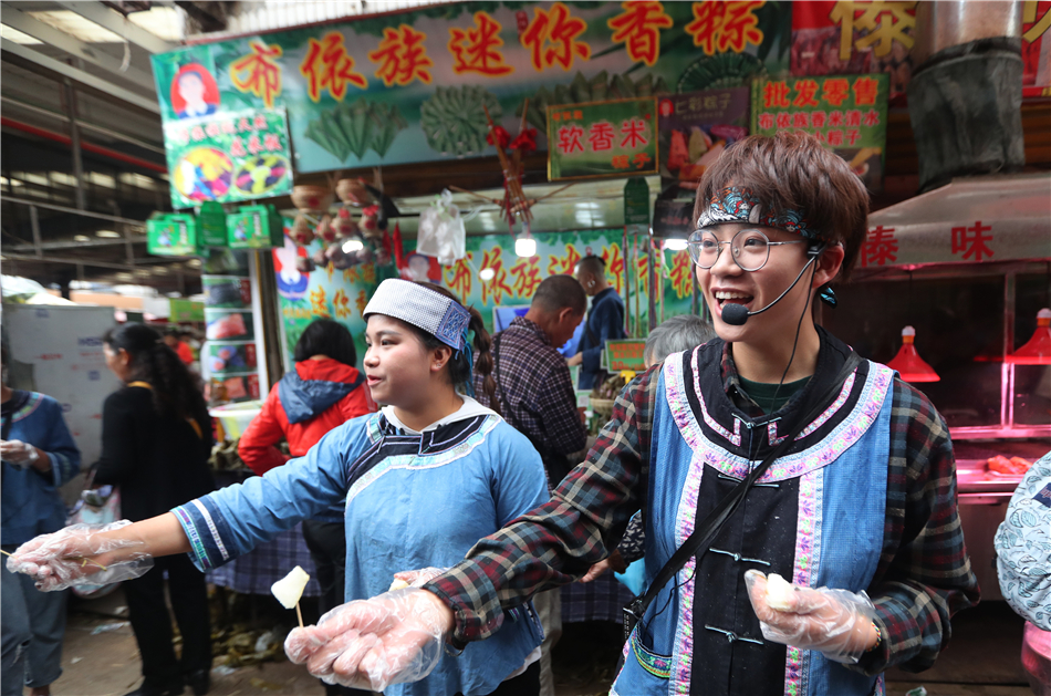 Two young vendors promote their Guizhou-style Zongzi to the passerby. 