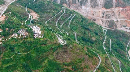Lining zigzag road in Lijiang