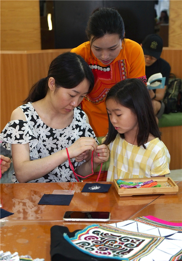 People learn Yi embroidery in Huangmaoling of Yuanyang County, Honghe