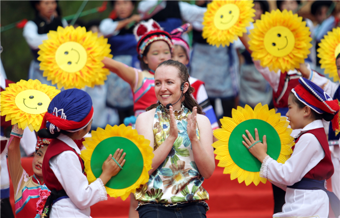 An American girl from the United States joined the Shibao Mountain Song Festival and sang songs in Bai language