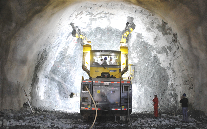 High-geothermal tunnel on China-Laos railway holes through