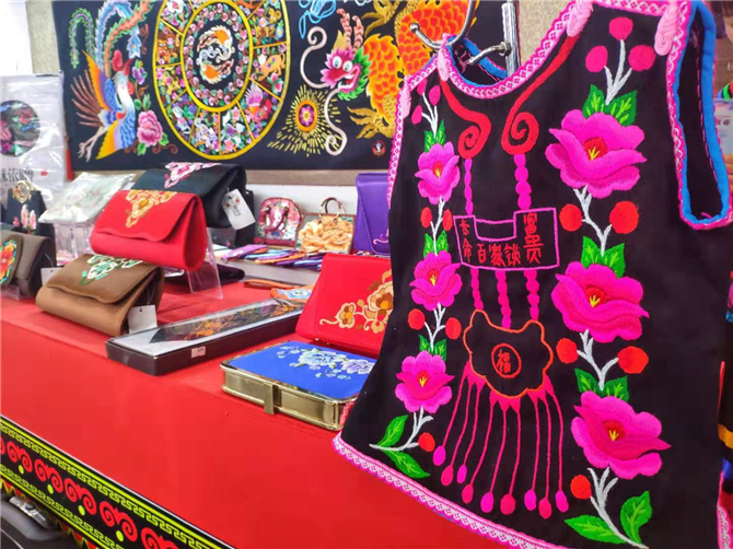 Yi embroidery in Chuxiong, Yunnan