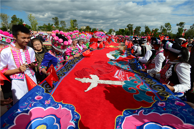 70-meter-long embroidery scroll created to 70th anniversary of PRC founding