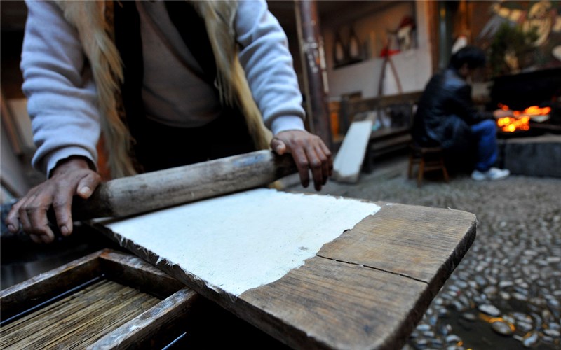 Dongba paper making