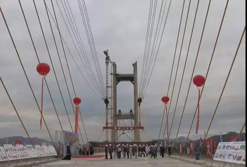 Sections of the 495.6m Ganlanba bridge were joined in south Yunnan on October 18
