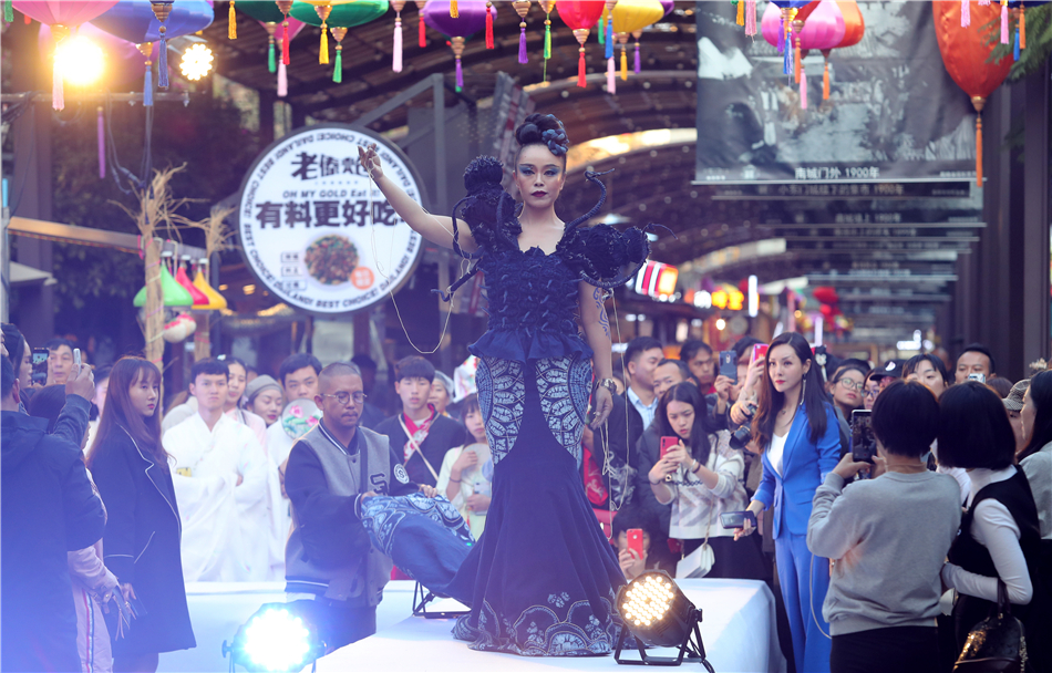 Fashion show at the opening of the Kunming Nanqiang night market