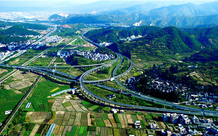 The Dali-Lijiang freeway in northwest Yunnan