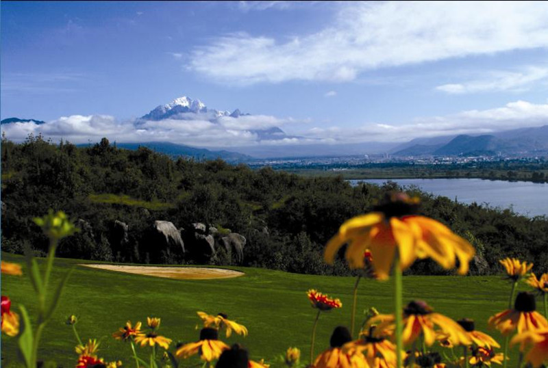 Lijiang Ancient Town Lakefront Golf Club