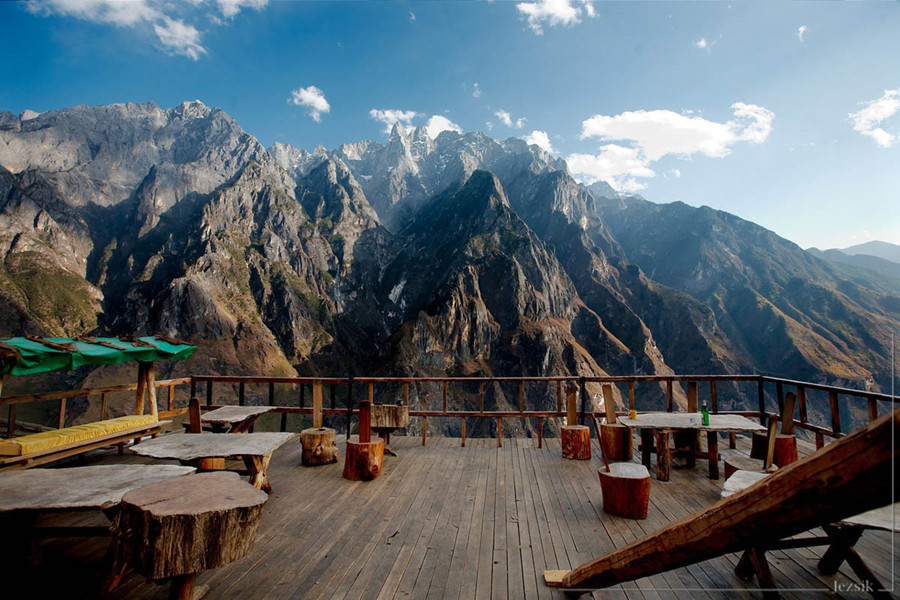 Tiger Leaping Gorge Hiking Tour between Lijiang and Shangrila