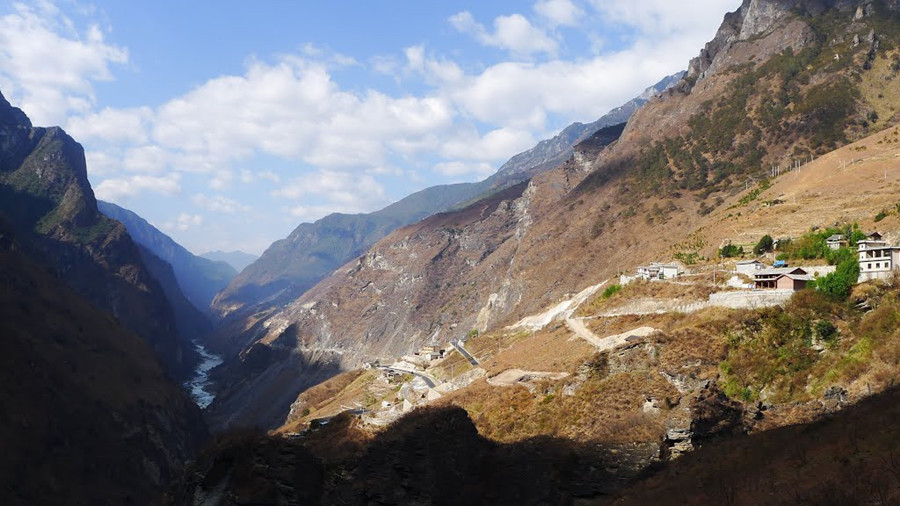 Tiger Leaping Gorge Hiking Tour between Lijiang and Shangrila