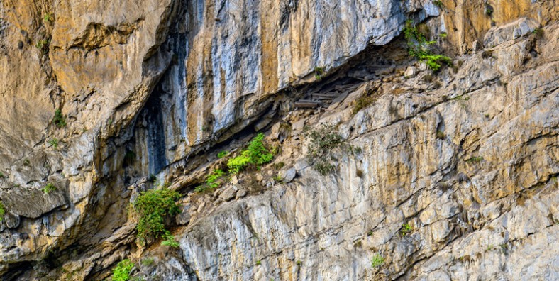 Bo People Hanging Coffin Of Doushaguan In Yanjin County Zhaotong Yunnan Exploration Yunnan Travel Yunnan Trip Yunnan Tours 2020 2021