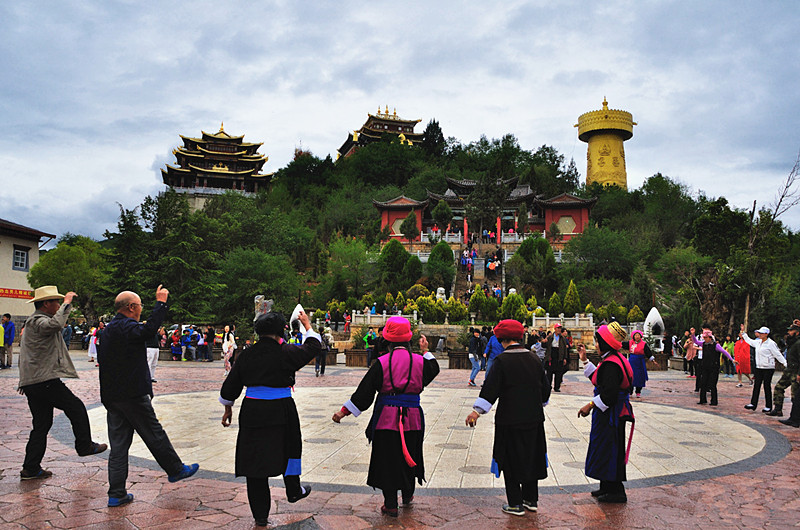 Moon Square in Shangri-La, Moon Square of Dukezhong Ancient Town – Yunnan Exploration: Yunnan Travel, Yunnan Trip, Yunnan Tours 2020/2021